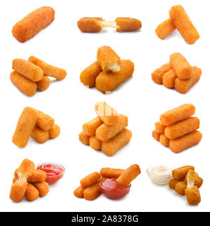 Collage con gustosi bastoncini di mozzarella e salse su sfondo bianco Foto Stock