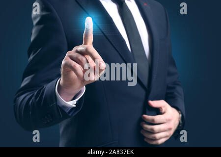 Imprenditore utilizzando la protezione delle impronte digitali per l'accesso ai dati Foto Stock