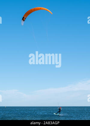 MELBOURNE, Australia - 31 August, 2019: surfista Kite surf sulla giornata di sole - immagine verticale Foto Stock