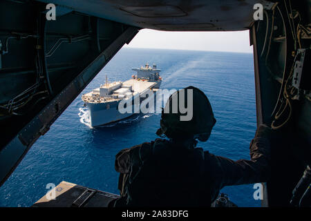 Stati Uniti Marines assegnato a mezzo squadrone Tiltrotor (VMM) 161, fissato per scopi speciali Air-Ground Marine Task Force-Crisis Response-Central comando (SPMAGTF-CR-CC) 19.2, condotta MV-22 Osprey deck qualifiche di atterraggio con il mare expeditionary base di Lewis USS B. estrattore (ESB 3) in località segreta, 28 ottobre 2019. Il SPMAGTF-CR-CC è una rapida reazione vigore, preparato per la distribuzione di una vasta gamma di funzionalità in tutta la regione. (U.S. Marine Corps foto di Sgt. Kyle C. Talbot) Foto Stock