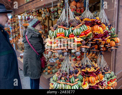 VIENNA, AISTRIA, 22 dic. 2018, frutta secca decorazione appesa al negozio al mercato di natale, Vienna, Austria. Foto Stock