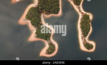 Huangshan. 6 Nov, 2019. Foto aerea adottate il 9 novembre 6, 2019 mostra una vista del lago Taiping punto panoramico nella città di Huangshan, est cinese della provincia di Anhui. Credito: Zhang Duan/Xinhua/Alamy Live News Foto Stock