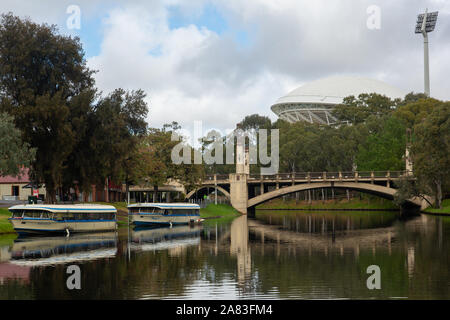 Il fiume Torrens con Popeye Imbarcazioni da fiume e l'iconica Adelaide Oval in background su 16 Ottobre 2019 Foto Stock