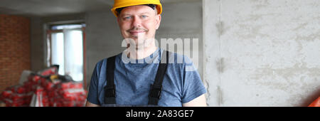 Ridere guy in abbigliamento protettivo Foto Stock
