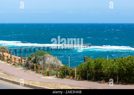 Il Port Noarlunga Jetty con mare mosso in Adelaide Australia del Sud il 6 novembre 2019 Foto Stock