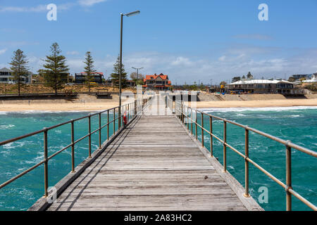 Il Port Noarlunga Jetty guardando indietro verso la spiaggia in Adelaide Australia del Sud il 6 novembre 2019 Foto Stock