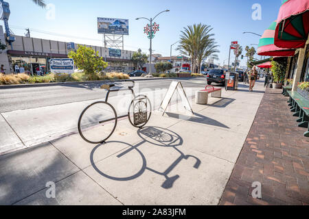 Portabiciclette sulla seconda strada a Belmont Shore area di Long Beach, California Foto Stock