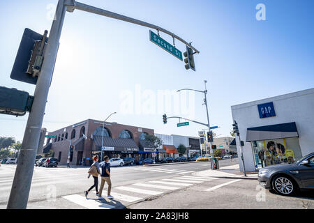 Pedoni che attraversano la strada sulla seconda strada a Long Beach Foto Stock