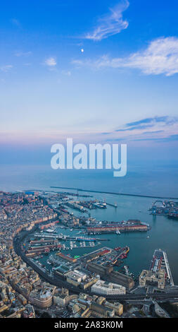 Antenna fuco shot vista del porto di Genova in Italia Foto Stock