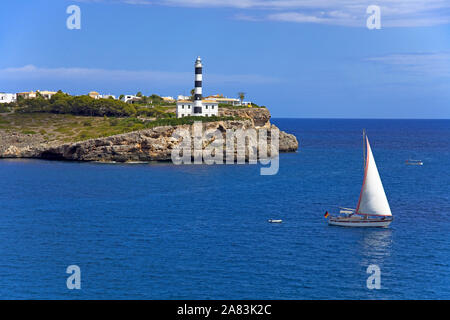 Faro su una roccia a Porto Colom, Maiorca, isole Baleari, Spagna Foto Stock