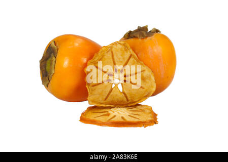 Tutto fresche Cachi frutta essiccata e fette di persimmon isolati su sfondo bianco Foto Stock