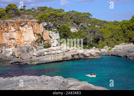 Il bagno minuscolo bach presso la costa rocciosa, Cala de s'Almonia, Cala Llombards, Santanyí, Maiorca, isole Baleari, Spagna Foto Stock