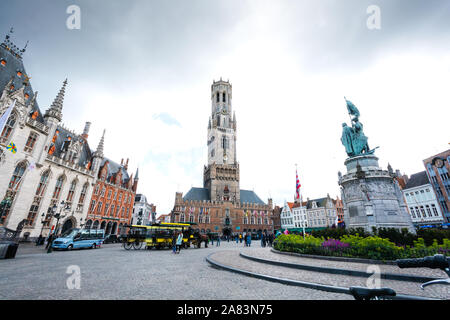 Piazza del mercato o il Grote Markt nel centro storico di Bruges, con la torre di Belfort e corte provinciale nel mezzo di una giornata con molti turisti, Foto Stock