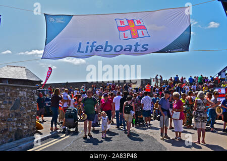 Porthcawl RNLI RescueFest,un evento annuale che illustra il lavoro e le dimostrazioni di tutti i servizi di soccorso.la folla raccolta mediante la scialuppa di salvataggio stazione. Foto Stock