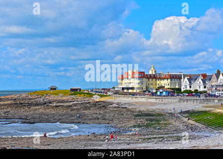 Una vista di tutta la spiaggia di Porthcawl verso l'Seabank Hotel in distanza. In seguito erosione del mare di sabbia,tarmac beach installato. Foto Stock