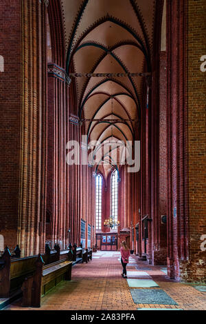 Wismar, Germania - 2 Agosto 2019: la chiesa di San Nicola vista interna Foto Stock