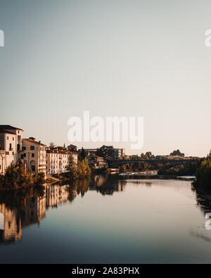 Vista di Bassano dal ponte degli Alpini, Italia Foto Stock