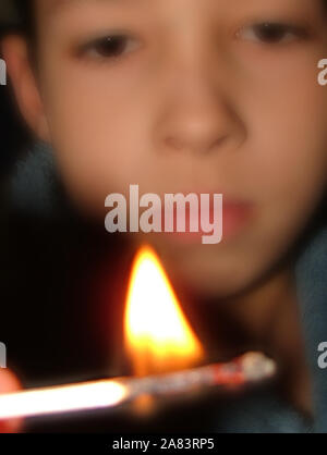 Ragazzo giocando con il fuoco, l'incendio doloso Foto Stock