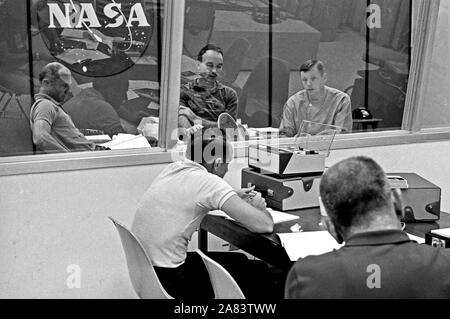 L'equipaggio dell'Apollo 11 atterraggio lunare missione vai attraverso i loro post volo sessione di debriefing di Domenica, 27 Luglio 1969 Foto Stock
