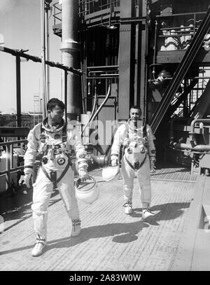 Gli astronauti John W. Young (sinistra), pilota, e Virgil I. Grissom, il comando pilota, per l'Gemini-Titan 3 volo, sono mostrati lasciando il launch pad dopo le simulazioni in Gemini-3 navicelle spaziali. Foto Stock
