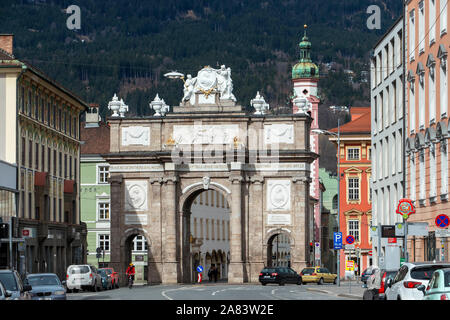 L'Arco Trionfale, o Triumphforte, a Innsbruck in Austria.L'arco fu costruito nel 1765 in onore delle nozze di Leopoldo a Maria Ludovica di Toscana. Foto Stock