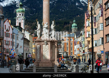 Maria-Theresien-Strasse Maria Teresa Street con il Annasaule di Sant'Anna Colonna, una delle strade più trafficate della città di Innsbruck, in Tirolo, Austria Foto Stock