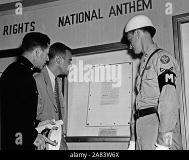 Fotografia di Lt. Col. Scott, USMC, e John F. (Mike) Simmons in anteprima ufficiale della libertà presentano in treno Foto Stock