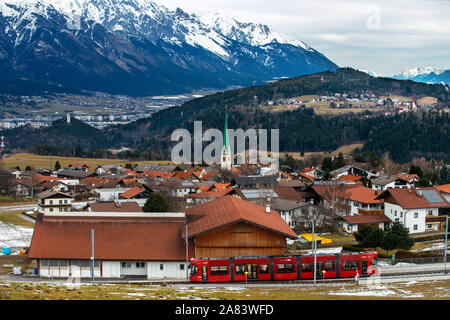 La valle dello Stubai Stubaitalbahn ferroviaria, un tram interurbano da Innsbruck a Fulpmes, arrivando a Mutters Pfarrkirche Pfarr chiesa Innsbruck, in Tirolo, un Foto Stock