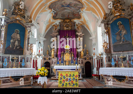 All'interno Pfarrkirche Pfarr chiesa in materia tipico villaggio del Tirolo vicino Innsbruck, in Tirolo, Austria Foto Stock