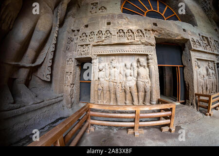 Dio budha fatto a mano scritture su pareti nella storica e antica di secoli Grotte kanheri in Mumbai India Foto Stock