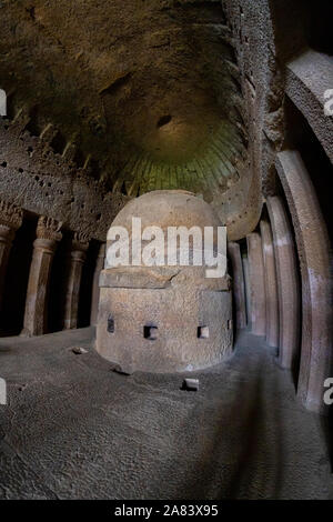 Dio budha fatto a mano scritture su pareti nella storica e antica di secoli Grotte kanheri in Mumbai India Foto Stock