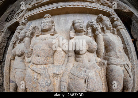 Dio budha fatto a mano scritture su pareti nella storica e antica di secoli Grotte kanheri in Mumbai India Foto Stock