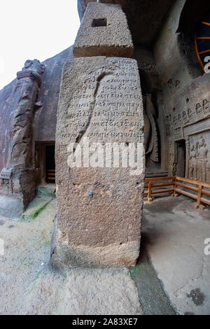 Dio budha fatto a mano scritture su pareti nella storica e antica di secoli Grotte kanheri in Mumbai India Foto Stock