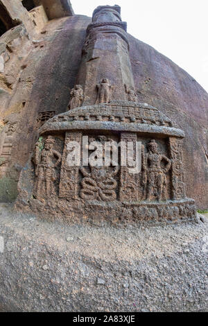 Dio budha fatto a mano scritture su pareti nella storica e antica di secoli Grotte kanheri in Mumbai India Foto Stock