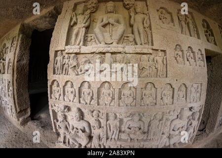 Dio budha fatto a mano scritture su pareti nella storica e antica di secoli Grotte kanheri in Mumbai India Foto Stock