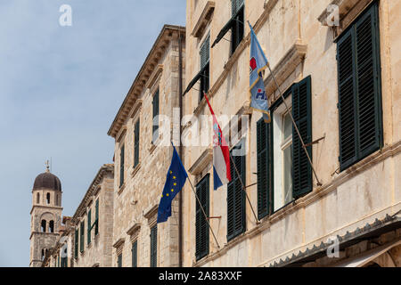Le strade del paese vecchio di Dubrovnik con la bandiera croata battenti sulla parte superiore, Dubrovnik, Croazia Foto Stock