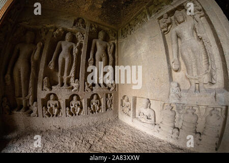 Dio budha fatto a mano scritture su pareti nella storica e antica di secoli Grotte kanheri in Mumbai India Foto Stock