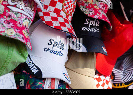 I cappelli da baseball allineate in un negozio di souvenir in Split, Croazia Foto Stock