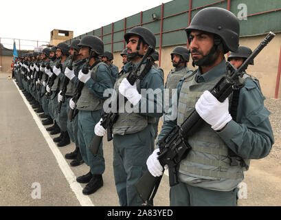 (191106) -- KANDAHAR, nov. 6, 2019 (Xinhua) -- polizia afgana ufficiali prendono parte alla loro cerimonia di laurea in Daman distretto della provincia di Kandahar, Afghanistan, nov. 5, 2019. Un totale di 246 funzionari di polizia si è laureato da una polizia nazionale afgana (ANP) Centro di formazione nel sud della provincia di Kandahar il martedì, la polizia locale ha detto. (Foto di Arghand/Xinhua) Foto Stock