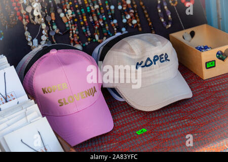 I cappelli da baseball allineate in un negozio di souvenir a Capodistria, Slovenia Foto Stock