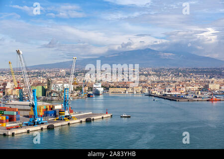 Vista aerea del porto container terminal e la città di Catania, in Sicilia. A sfondo Mt. Etna Foto Stock