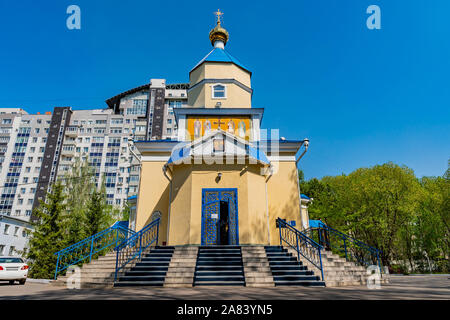 Nur-Sultan Astana russo cristiano ortodosso di Santi Costantino ed Elena Cattedrale vista frontale su un soleggiato Blue Sky giorno Foto Stock