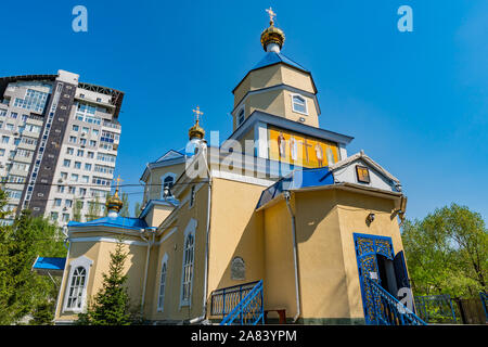 Nur-Sultan Astana russo cristiano ortodosso di Santi Costantino ed Elena frontale della cattedrale a basso angolo di visione su una soleggiata cielo blu giorno Foto Stock