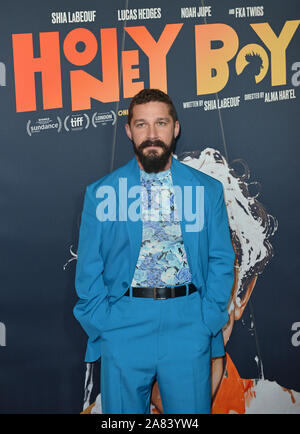 Los Angeles, Stati Uniti. 05 Nov, 2019. Shia LaBeouf arriva per la prima assoluta di "miele Boy' al ArcLight Hollywood Glossari Affini cupola in Los Angeles, California martedì, 5 novembre 2019. Foto di Chris Chew/UPI Credito: UPI/Alamy Live News Foto Stock