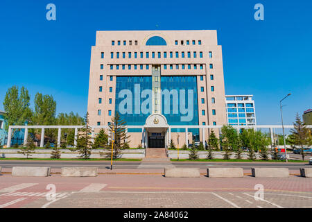 Nur-Sultan Astana il palazzo del governo della Repubblica del Kazakistan in vista frontale su un soleggiato Blue Sky giorno Foto Stock