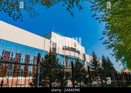 Nur-Sultan Astana Museo del primo Presidente della Repubblica del Kazakistan su un soleggiato Blue Sky giorno Foto Stock