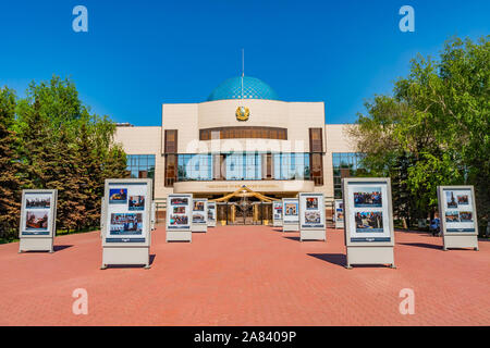 Nur-Sultan Astana Museo del primo Presidente della Repubblica del Kazakistan su un soleggiato Blue Sky giorno Foto Stock