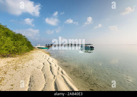 Huraa, Maldive - Novembre 19, 2017: Barche a motore ormeggiata al largo dell'isola di Huraa, Maldive. Foto Stock