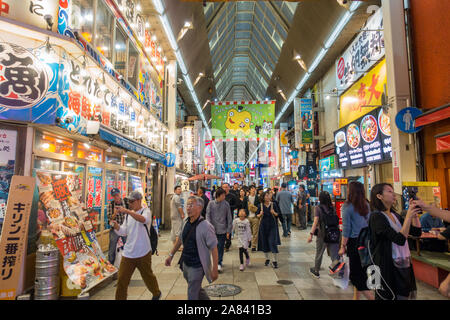 Osaka, Giappone - 3 Novembre 2019: la gente in giro per la popolare area di Dotonbori in serata. Foto Stock
