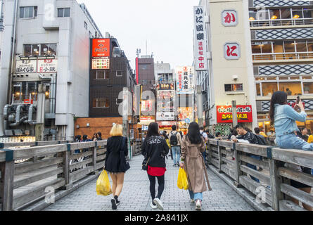 Osaka, Giappone - 3 Novembre 2019: Tre ragazze alla moda passeggiate nella famosa zona di Dotonbori. Foto Stock